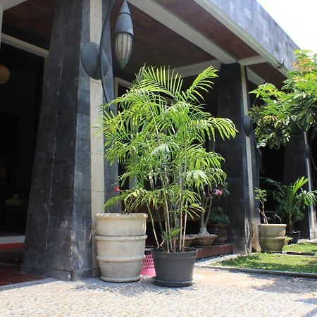 Puri Minggiran Guesthouse Yogya Yogyakarta Exterior foto
