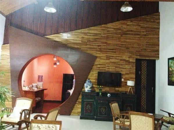 Puri Minggiran Guesthouse Yogya Yogyakarta Exterior foto